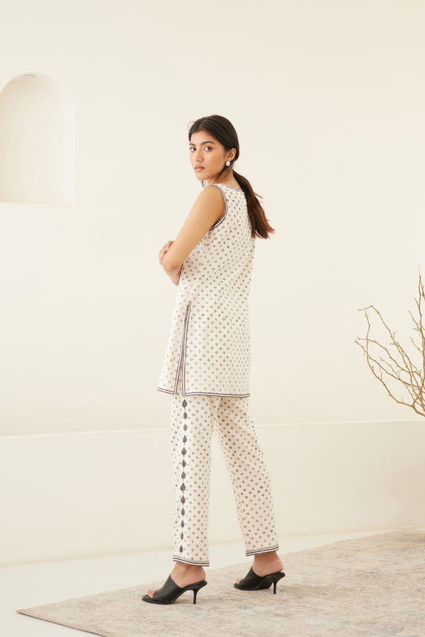 Vanilla White - Beluga Black Kimono Set.