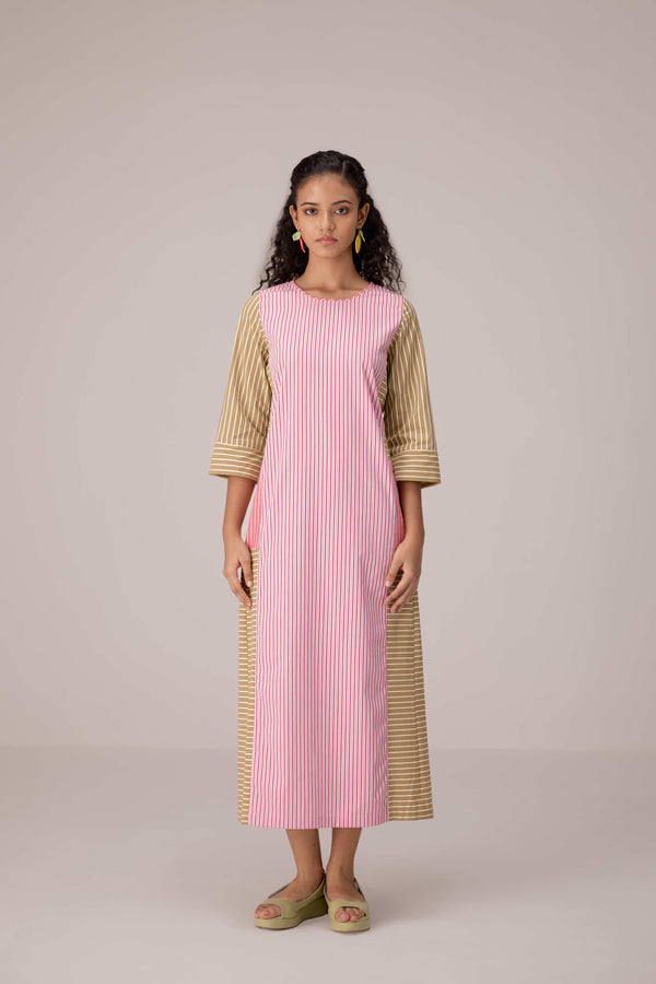 Cotton dress with outer side pockets paired with a tie wrap.