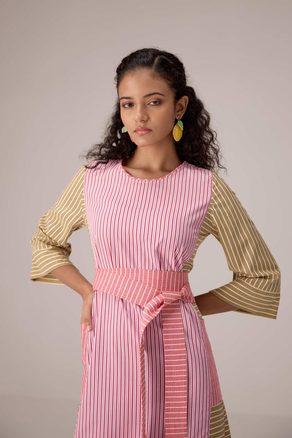 Cotton dress with outer side pockets paired with a tie wrap.