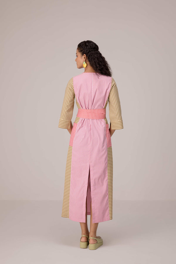 Cotton dress with outer side pockets paired with a tie wrap.