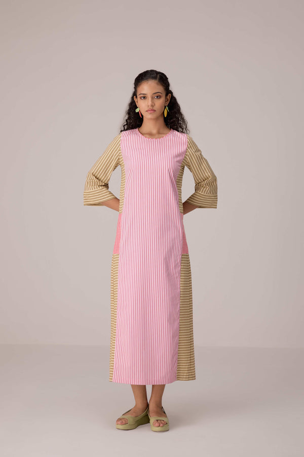 Cotton dress with outer side pockets paired with a tie wrap.