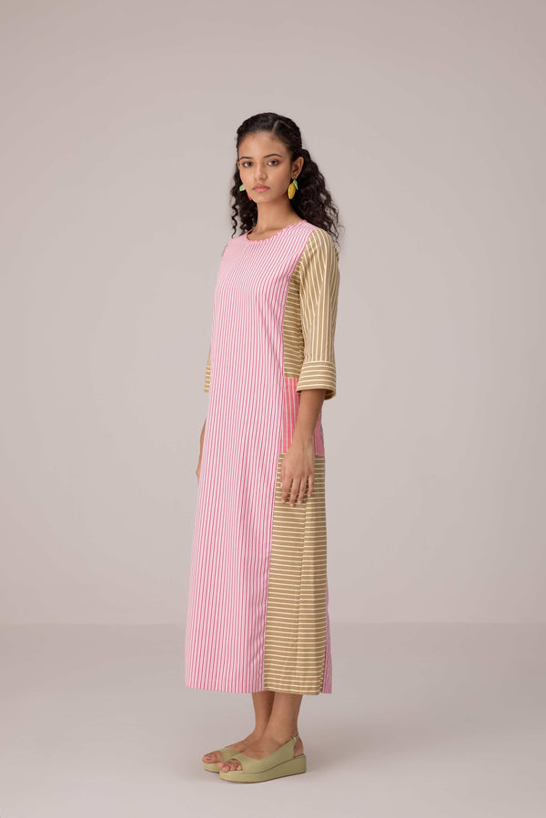 Cotton dress with outer side pockets paired with a tie wrap.