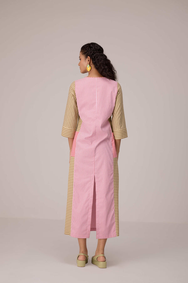 Cotton dress with outer side pockets paired with a tie wrap.