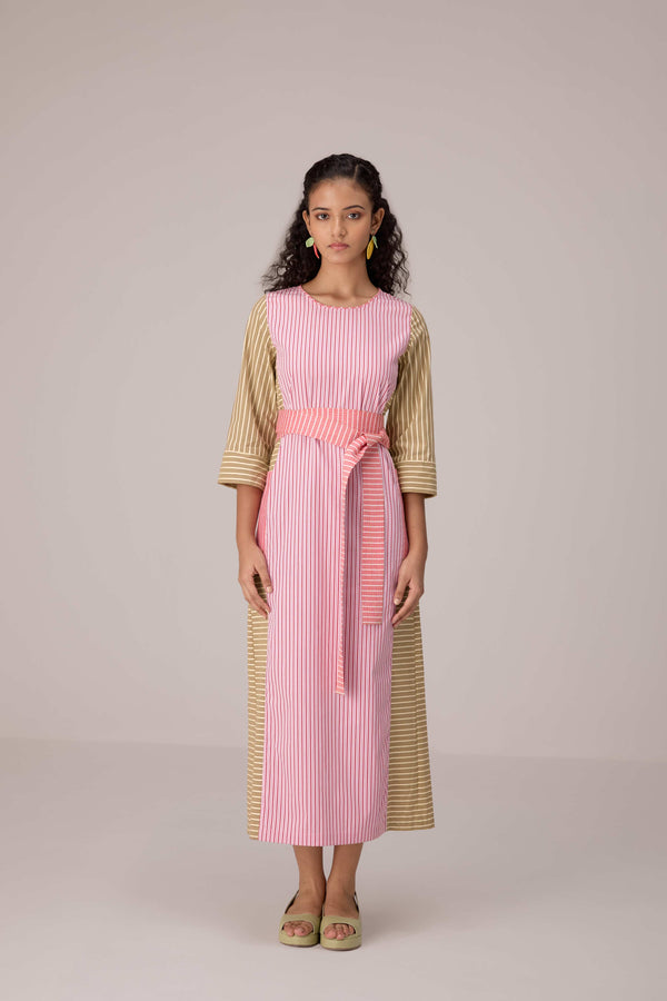 Cotton dress with outer side pockets paired with a tie wrap.