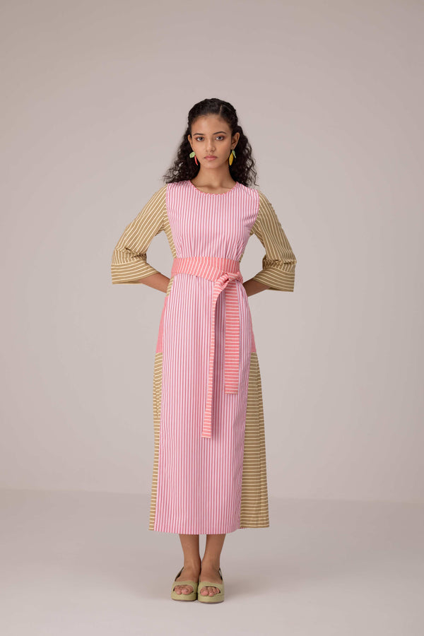 Cotton dress with outer side pockets paired with a tie wrap.