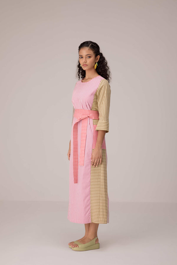 Cotton dress with outer side pockets paired with a tie wrap.