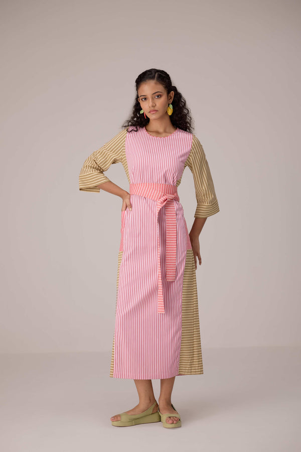 Cotton dress with outer side pockets paired with a tie wrap.