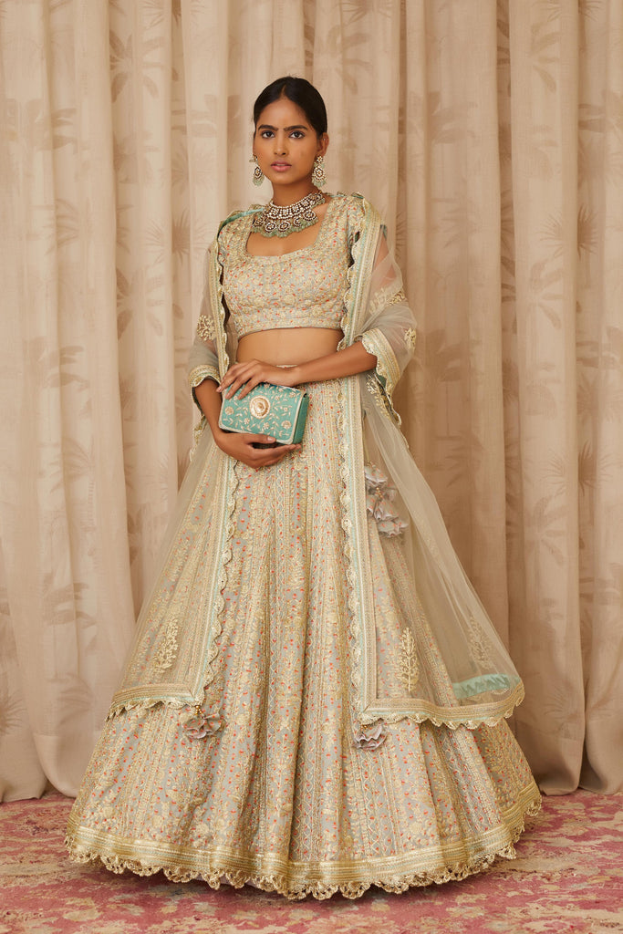 Bridal Fashion: स्लिम लुक पाने के लिए दुल्हन को लहंगा खरीदते समय इन बातों  का रखना चाहिए ख्याल | how to choose bridal lehenga to look slim | HerZindagi